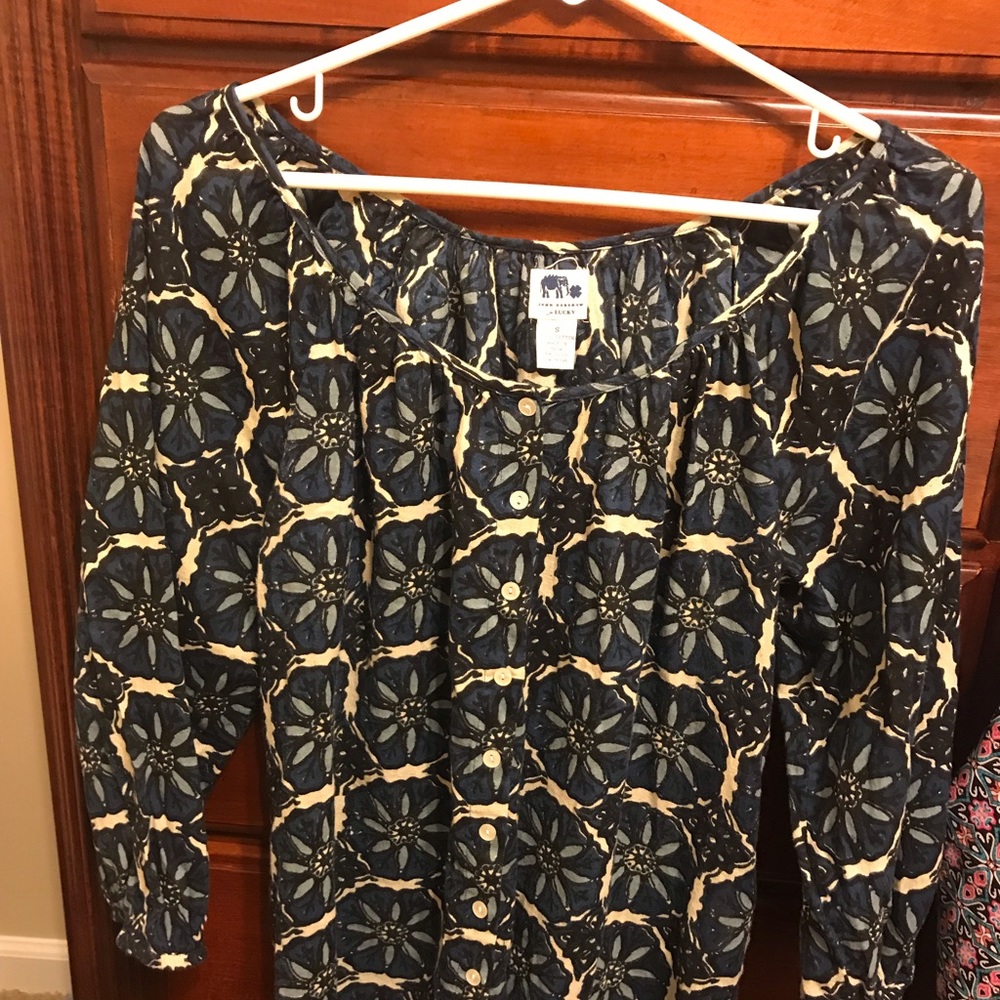 This is a Lucky Top size S runs small.